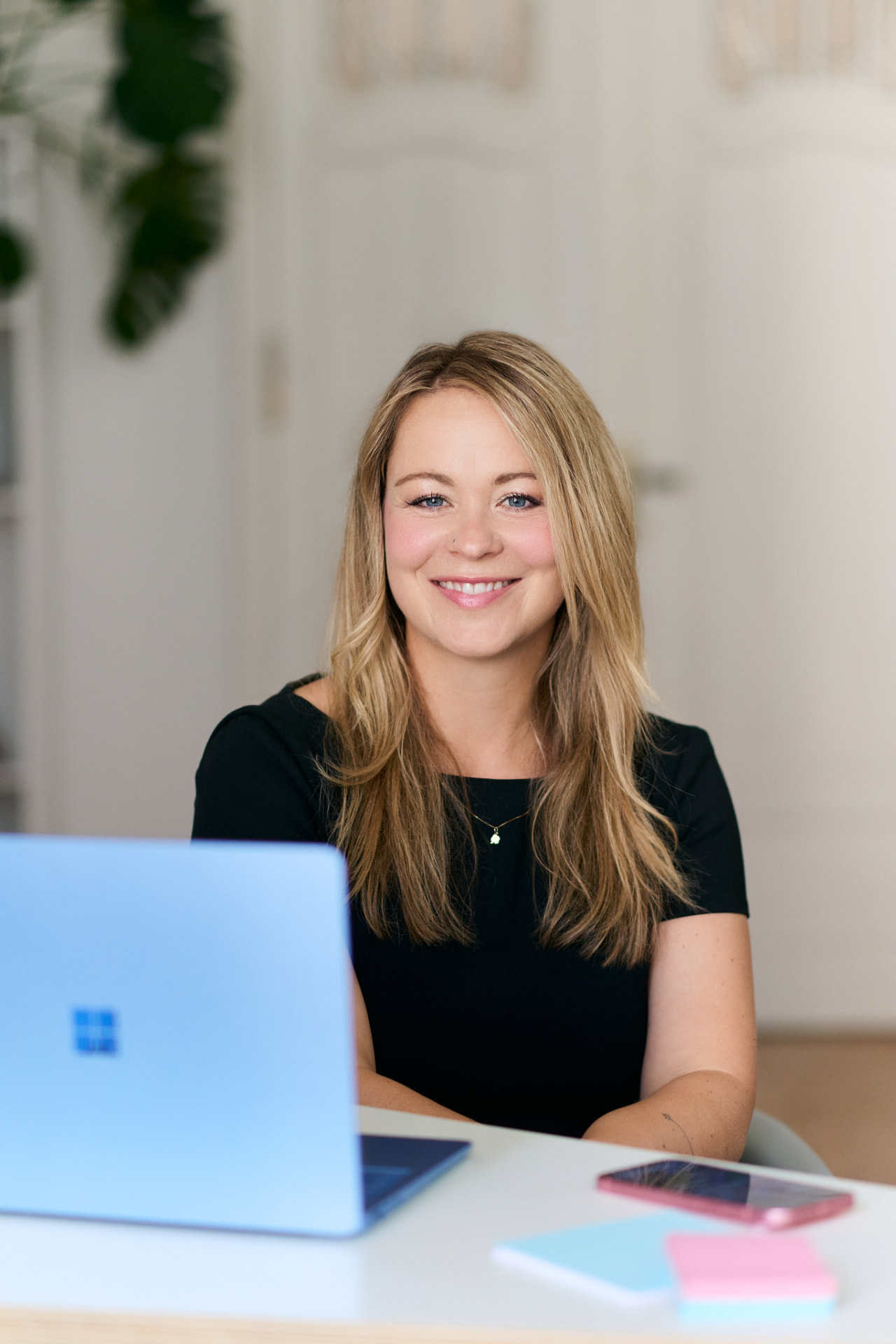Nadine Herzog am Schreibtisch mit Laptop