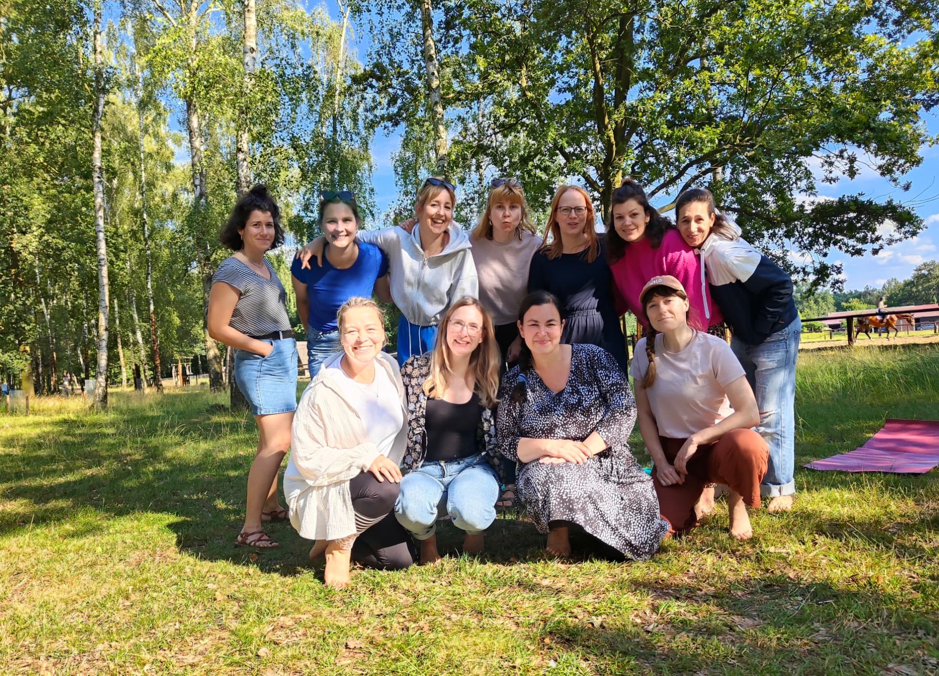 Gruppe von Frauen im Clarity Circle draußen in der Natur
